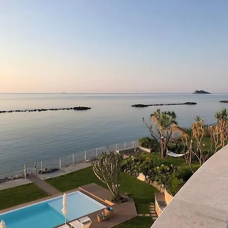 Guest house Fenandgi Luxury Hospitality At Its Finest !